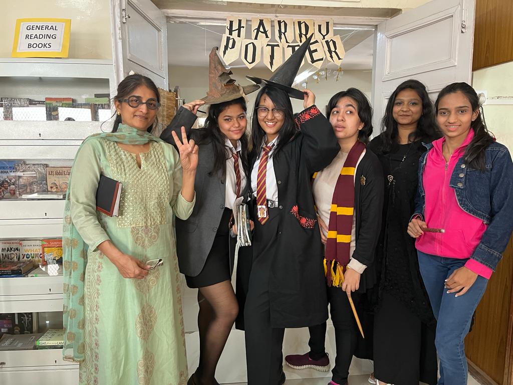 3 Participants posing with the Hats wands and Harrys Specs 