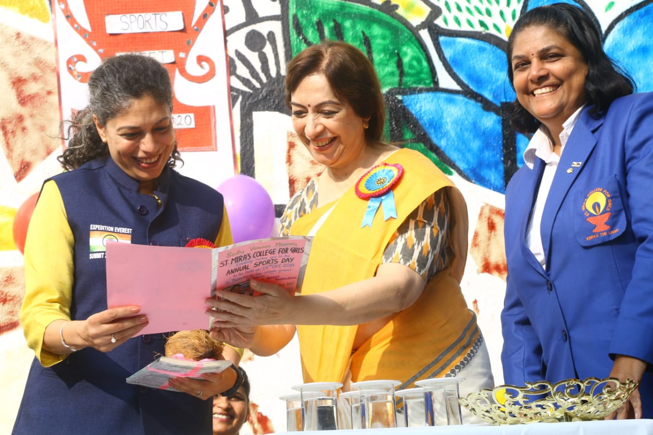 ANNUAL SPORTS DAY 2019-20 WELCOMING THE CHIEF GUEST MRS. APARNA PRABHUDESAI