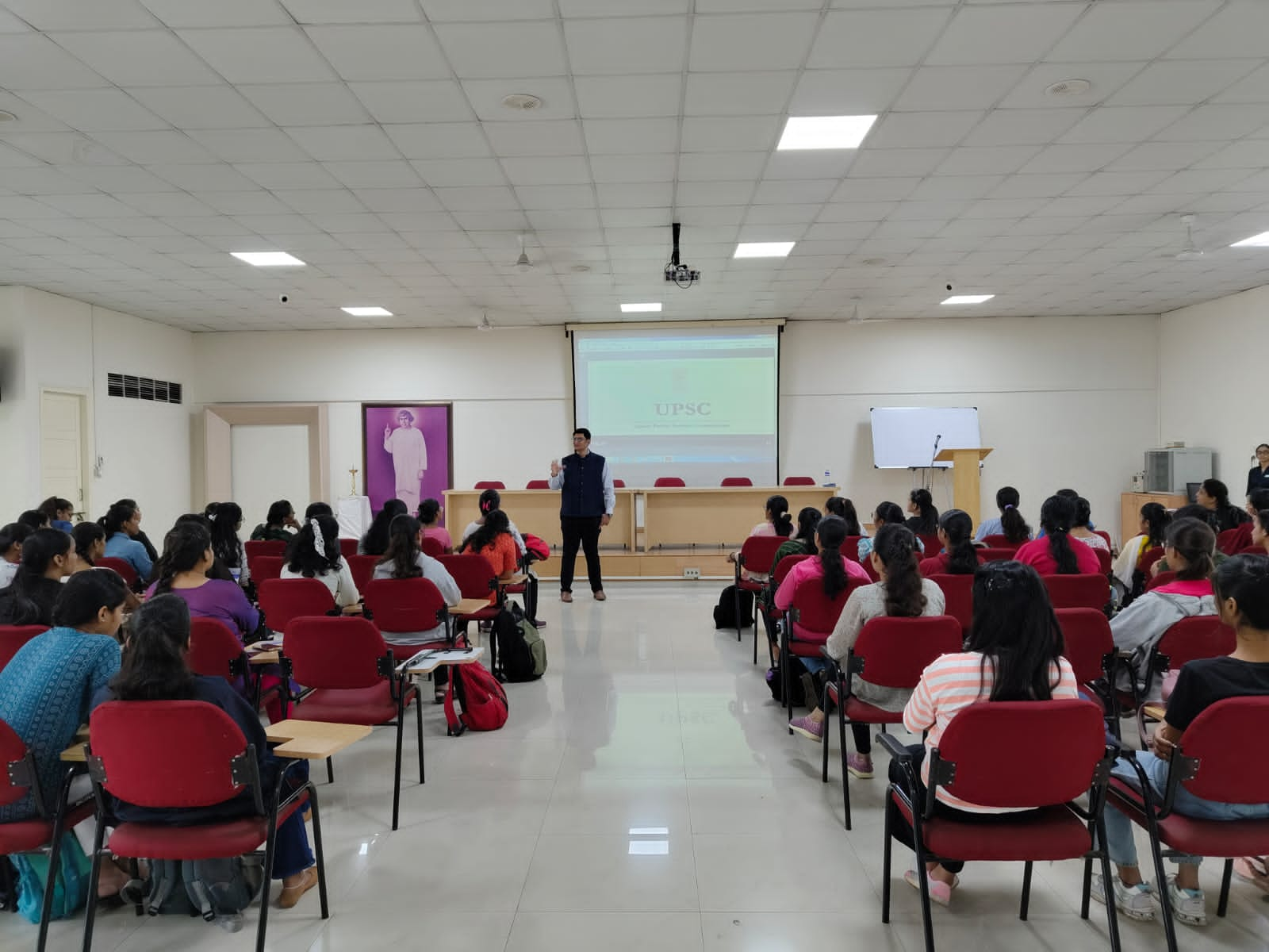 Adv. Sunny Mankoskar guiding B.Com students on UPSC and MPSC Preparation (2)