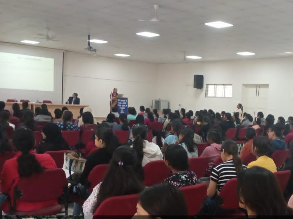 CMA Neeraj Joshi and CMA Meena Vaidya addressing our students