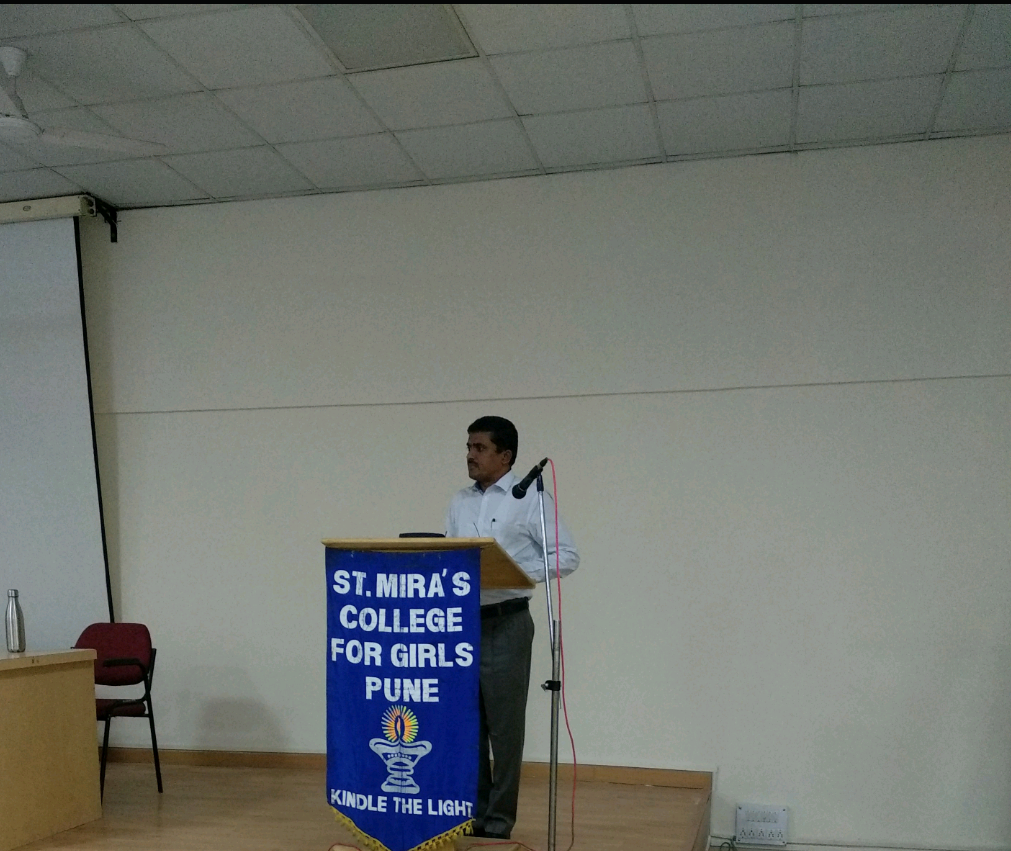 Dr PP Ghodkefrom HV Desai College Sharing expertise on Advertismenr Writingmarathi