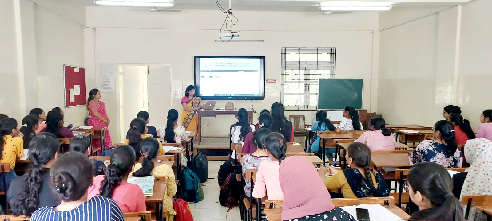 Mrs._Swati_Phulte_interacting_with_students.jpg