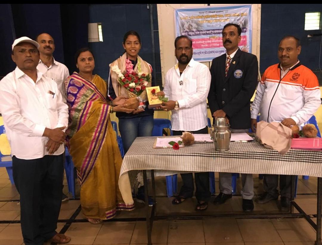 Sampada Buchade awarded as best athlete 2018 from Pune District Sports Teachers Association, Mulshi Taluka